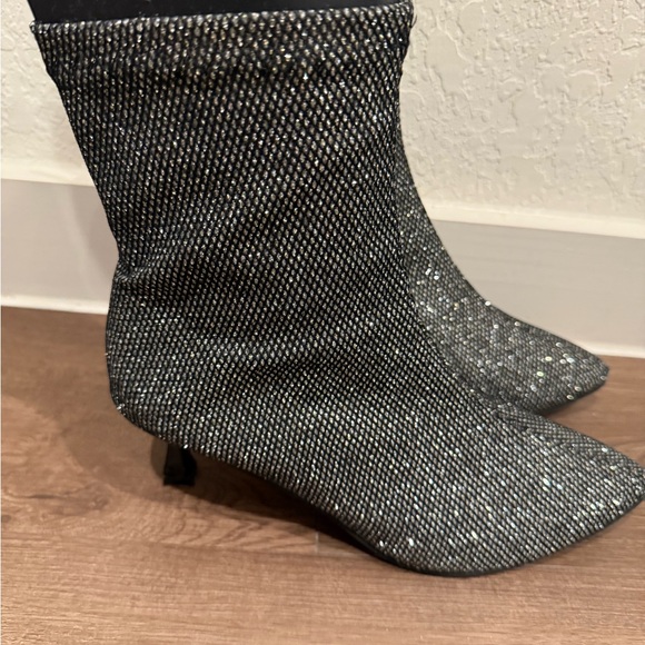 Stylish Black Women's Boots - Picture 2 of 9